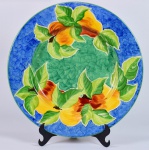 Lindo prato em porcelana de Itaipava marcado, em grande dimensões, com pinturas de frutas. Marcas de uso. No estado. - med. 43,0 cm de diâmetro