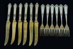 Conjunto de seis garfos e seis facas para frutas ou sobremesa em prata alemã, início do século XX,  Art- deco, teor 800 contrastado - med. 14,5 cm (garfo) e med. 17,5 cm (faca) - (lâminas também em prata com vermeil. Possui monograma.