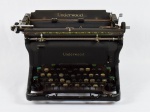 Colecionismo - Antiga Máquina de escrever americana UNDERWOOD STANDARD. Marcas de uso. No Estado. Medidas: Alt.23,0 cm; Larg. 33,0 cm; Prof. 32,0 cm.