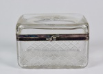 Linda caixa porta jóias de grande dimensões em cristal europeu lapidada e com aplicações em metal prateado, marcado. Marcas de uso. No estado - med. 10,0 cm x 16,0 cm x 11,5 cm