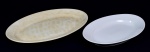 Conjunto de duas travessas ovais sendo: uma em faiança inglesa marcada e outra em porcelana lisa e branca - med. 48,5 cm x 33,0 cm (maior) e med. 38,5 cm x 25,0 cm (menor)