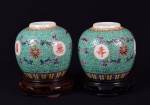 Par de pequenos vasos em porcelana chinesa ao gosto família verde com base em madeira, marcas nas bases - med. 15,0 cm x 12,0 cm