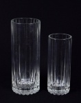 Conjunto de dois vasos com forma cilíndrica em vidro cristalizado e canelado - med. 25,0 cm e 20,0 cm ( pequeno e quase invisível bicado na borda do vaso maior)