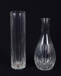 Conjunto de dois vasos sendo: um em forma cilíndrica e outro em forma de gota em vidro cristalizado e canelado - med. 30,0 cm e 27,5 cm