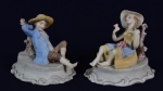 Gracioso par de esculturas em biscuit italiano, capodimonte, representando casal romântico descansando e apoado em tronco de árvore - med. 11,0 cm x 15,0 cm x 11,0 cm