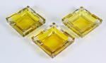 Conjunto de três cinzeiros em vidro na cor amarela na forma quadrada - med. 4,5 cm x 14,0 cm x 14,0 cm