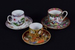 Conjunto de três xícaras para café sendo: uma em porcelana chinesa estilo mandarim, uma em porcelana japonesa satsuma e outra em porcelana japonesa com puxadores de  - med. 6,0 cm (xícara) e med. 11,0 cm (pires); med. 4,5 cm (xícara), med. 10,0 cm (pires); med. 5.0 cm (xícara) e med. 10,5 cm (pires)