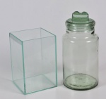 Conjunto de duas peças em vidro sendo: porta alimento e uma floreira no formato quadrado - med. 21,0 cm e med. 15,5 cm