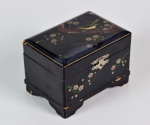 Caixa de música e porta jóias japonesa em laca na cor preta em forma de báu, funcionando - med. 9,0 cm x 14,0 cm x 10,0 cm