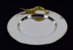 Travessa redonda para mousse  de camarão, decorada com um camarão em bronze dourado, prata wolff - med. 31,5 cm de diâmetro