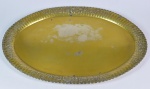 Bandeja oval em metal prateado, bordas caneladas e com decoração floral. no estado  - med. 59,0 cm x 42,5 cm