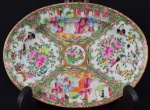 Travessa oval em porcelana chinesa família rosa, Mandarim com decoração de pássaros, flores, borboletas e reservas com cena de interior do cotidiano da família chinesa, cerca de 1900 - med. 26,0 cm x 19,0 cm