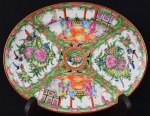 Travessa oval funda em porcelana chinesa família rosa Mandarim, decoração com pássaros, flores, frutas e reservas com cena de interior do cotidiano da família chinesa, cerca de 1930/1940 -  med. 28,5 cm x 22, 5 cm