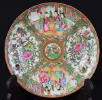 Prato fundo em porcelana chinesa família rosa Mandarim, decoração de pássaros, flores, borboletas, frutas e reservas com cena de interior do cotidiano da família chinesa, cerca de 1920 - med. 24,0 cm de diâmetro