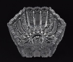 Belo centro de mesa oitavado em cristal francês, Baccarat, decorado com rica lapidação. Medidas: Alt. 11,0 cm; Diâmetro 20,0 cm.
