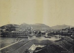 FOTOGRAFIA - MARC FERREZ - RIO DE JANEIRO - "La douane". Fotografia impressa sobre papel, assinatura na chapa inferior direito e título no canto inferior esquerdo, circa 1890. Med.21 x 29 cm (a obra); 34 x 42 cm(moldura). Marcas do tempo. No estado. Coleção Particular Rio de Janeiro/RJ..