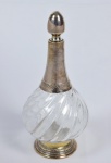 Linda garrafa em cristal retorcido francês Baccarat e prata francesa, cabeça de Mercúrio, prateiro A.S. Medidas: Alt. 26,0 cm.