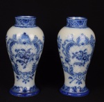 Par de vasos de faiança portuguesa com decoração azul e branco, marcados na base F.ça Battistini de Maria De Portugal.  Assinados Com monograma " FB" . Portugal . Séc. XX. Medidas: Alt. 24,0 cm. Um dos vasos apresenta bicado na borda. No estado.