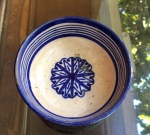 Pequeno bowl em faiança européia com decoração azul e branco. Apresenta bicados na parte inferior da base. Medidas: Alt. 5,5 cm; Diâm. 12,0 cm.