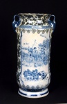 Belo vaso em faiança inglesa craquelê com decoração chinoiserie e alças em forma de cisnes. Adornado por cena do cotidiano em reserva.  Apresenta pequeno restauro na borda. Medidas: Alt. 30,0 cm.