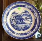 Antigo prato raso em porcelana chinesa com rica decoração azul e branco. Possui pequeno restauro na borda e dois fios de cabelo no verso próximo a borda. Med: 25,0 cm.