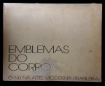 Emblemas do corpo, o nu na arte moderna brasileira. 6 de Outubro à 19 de Dezembro 1993. Centro Cultural Banco do Brasil, Rio de Janeiro. 80 p.. Fartamente ilustrado, brochura. 25,5 x 31 cm. Marcas de uso. No estado.