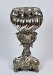 Exuberante  vaso em prata sueca elaborada com retorcidos gomos  e rico cinzelado. Contrastes  encontrados em mais de um lugar. Século XIX.  Medidas: Alt. 50,0 cm; Diâm. 27,0 cm.
