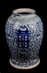 Raro vaso de porcelana chinesa , padrão azul e branco ricamente adornado por videiras em espiral e ideograma da felicidade. China. Séc XIX. Cerca 1840/1850. Med. 41 cm altura. Marcas do tempo. Este tipo de vaso são conhecidos como "HAPPINESS JARS", vaso dito da felicidade, comumente dado para noivos com especiarias. Estes vinham com uma  tampa/lacre  de madeira, que na maioria das vezes se perdia.   CHINESES BLUE & WHITE DOUBLE HAPPINESS JARS, ADORNADOS COM VIDEIRAS EM ESPIRAL, SEC. 19, CERCA DE 1840/50, QUE QUASE SEMPRE  TEM TAMPAS, POIS COMO REAM ENTREGUES COM AS TAMPAS SELADAS, OS NOIVOS, NA MAIORIA DAS XS, TINHAM Q ROMPE-LOS, DAÍ  CHEGAREM AOA DIAS DE HJ.