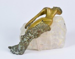 Escultura em bronze Mulher deitada sobre cristal de rocha - med. 14,0 cm x 26,0 cm x 16,0 cm (falta a mão da escultura)
