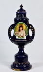 Belíssima Ânfora em porcelana austríaca, Old Viena e também marcada Royal Viena, Decorada em azul cobalto e reserva com pintura de uma jovem mulher. Século XIX. Medidas: Alt. 60,0 cm.