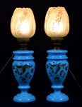 Par de lindíssimo lampiões, adaptados para luz elétrica, em opalina francesa azul decorada com folhas. Século XIX. Marcas de uso. No estado. Medidas: Alt. 63,0 cm.