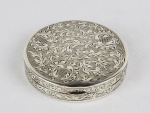 Colecionismo - Caixa redonda em prata marcada 900, decorada com rico trabalho de cinzel e folhagens. Med. 6,3 cm.