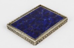 Colecionismo - Lindíssima caixa em prata marcada 800, decorada com trabalho de folhagens e cinzelada. Tampo com pedra lápis lázuli e interior com vermeill. Med. 8,0 cm X 6,0 cm.