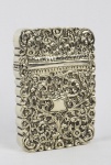 Colecionismo - Caixa Porta Cartões em prata sem marca aparente. Belo trabalho de flores com cinzelado.  Possui monograma J,L.I. 85. Med.9,5 cm X 6,5 cm.