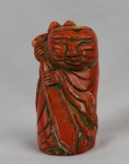 Figura chinesa masculina em coral. Med: 7,0 cm.