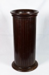 Interessante bengaleiro cilíndrico em madeira nobre, Med. Alt. 67,0 cm; Diâm. 31,0 cm.
