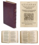 Luís de Camões ( c., 1524  Lisboa,- 1580)  LOS LUSIADAS / DE LUYS DE CAMÕES; TRADUZIDOS EN OCTAUA RIMA CASTELLANA POR BENITO CALDERA, RESIDENTE EN CORTE... 1ª Edição Espanhola  1580 Camões, Luís de, 1524-1580; Caldeira, Bento, fl. 1580, O.S.A., trad.; Gracián, Juan, fl. 1572-1599, impr.PUBLICAÇÃO: Impresso en Alcala de Henares : por Iuan Gracian, 1580DESCR. FÍSICA: 388 p. ; 4o (20 cm)Referencias Bibliográficas e exposições: Barbosa Machado 1, 500; 3, 75; 4, 71Inocêncio 1, 343; 5, 267-268; 14,196-97José do Canto 183Cat. IV centenário Os Lusíadas (Lisboa 1972) 138Cat. IV centenário Os Lusíadas (Madrid 1972) 92-98Palha 2, 1754Pinto de Matos 120BN- Tip. Esp. XVI 291CCBE s. XVI C 258ín Abad Alcalá de Henares 890
