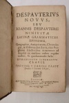 47 - DESPAVTERIVS NOVVS DEV IOANNIS DESPAVTERII NINIVITAE LATINAE GRAMMATICES EPITOME, Geographiae, Antiquitatum, Chronologiae, et Historiae cum Sacrae, tum Proiphanae selectioribus omamentis ad / singulas ex eiusdem ordine regulas 1auctior, Et quodammodo facta I HVMANIORVM LITERARVM I CLAVIS. I Opera et Studio P. CAROL PAIOT I Parisini è Societate IESV. I (médaillon avec le monogramme du nom de Jésus) I FLEXIAE, I Apud GEORGIVM GRIVEAV, Typographum Regium I et Henricaei CoIIegii  Soc. IESV 1650. Capitais e cabeções decorados, 11 fls., 192 + 120 + 222 + 96 + 356 pp. Encadernação de época em couro. Med. 15x10 cm. MMC-2122