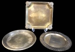 Lote contendo 3 travessas em metal espessurado a prata sendo uma inglesa Mappin & Webb redonda  (26 cm diam), outra redonda e uma quadrada duas possuem desgastes do banho.