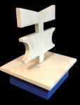 RUBEM VALENTIM - escultura de madeira pintada , "Objeto emblemático", datado 1973, medindo 27 cm alt e base medindo 22 x 22 cm.
