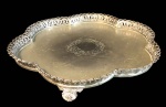 Prata- Grande bandeja de prata portuguesa com 4 apoios lindamente trabalhada e contrastada , medindo 39 cm diam e pesando 1336 gramas. Rara oportunidade!
