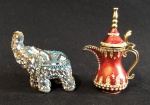 Lote contendo 2 esculturas indianas representando bule e elefante , o mais alto medindo 1 cm alt.