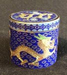 Lote contendo caixa cilíndrica em CLOISONNÉ decorada com dragão chinês, medindo 5 cm diâmetro  . Belíssima!