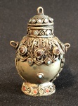PRATA- Lote contendo perfumeiro de prata indiana com incrustações de pedras medindo 7 cm altura.