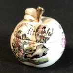 Linda caixa porta jóias de porcelana em formato de maçã decorada com temas orientais . Lindíssima! Medindo 6 cm alt.