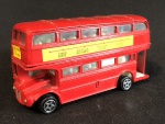 Miniatura de ônibus inglês medindo 11 cm comprimento.