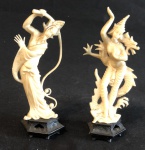 Gracioso par de esculturas de resina imitando marfim medindo 14 cm altura.