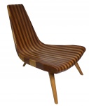 Magnífica cadeira modelo tripé de design, com duas tonalidades diferentes de madeira, com pequenos desgastes, possivelmente JOAQUIM TENREIRO. Excelente oportunidade! Peça de raríssima beleza.