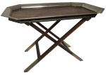 Lindíssima mesa bandeja de metal e madeira , com pés de madeira e bronze medindo 83 x 53 cm e altura 55 cm. Espetacular!