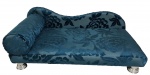 CAMA PET- Graciosa chaise longue para pet , cão ou gato , em tecido brocado no tom turquesa e pés em alumínio . Nunca usada! Linda ! Medindo 70 x 41 x 26 cm alt.